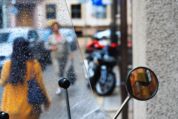 在老里加，雨点落在一辆摩托车的玻璃上图片下载