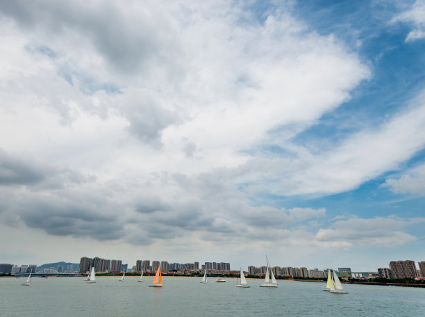 在海上航行的船只图片下载