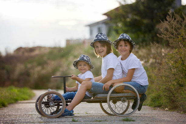 快乐的孩子们，孩子们，骑着有四个轮子的老式汽车图片下载