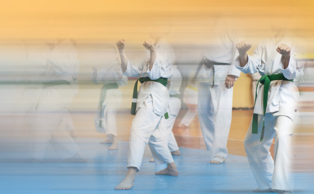 孩子们在练习空手道。带有文本空间的横幅。复古的风格。用于网页或广告印刷。照片没有脸。图片下载