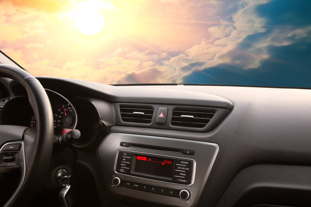 阳光透过挡风玻璃照进汽车的天空图片下载