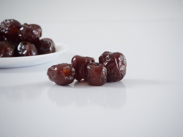 白底上一盘蜜饯干果图片下载