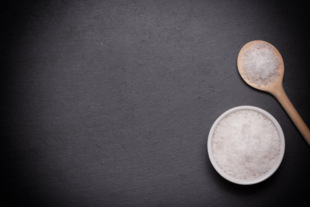 勺子和碗里放海盐图片下载