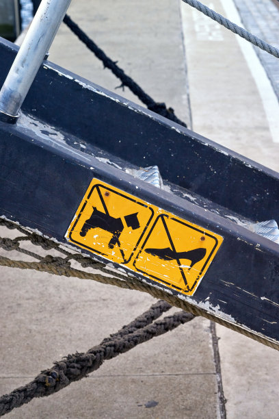 通往船只的楼梯上的警告:禁止带狗，禁止穿高跟鞋。图片下载