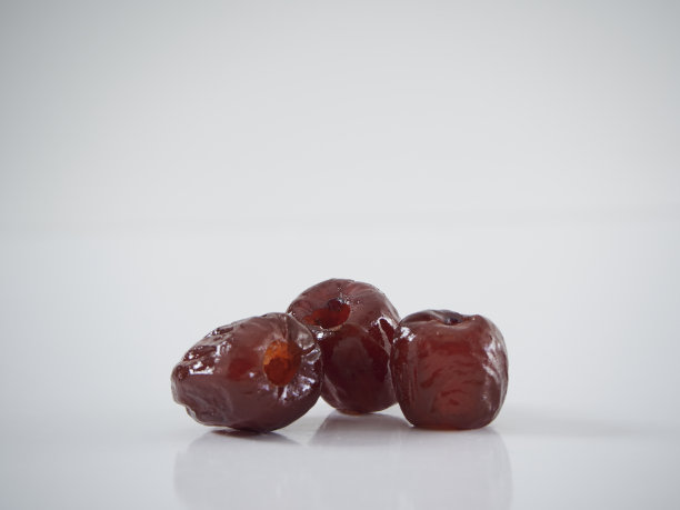 蜜枣干果在糖浆中孤立在白色的背景上图片下载