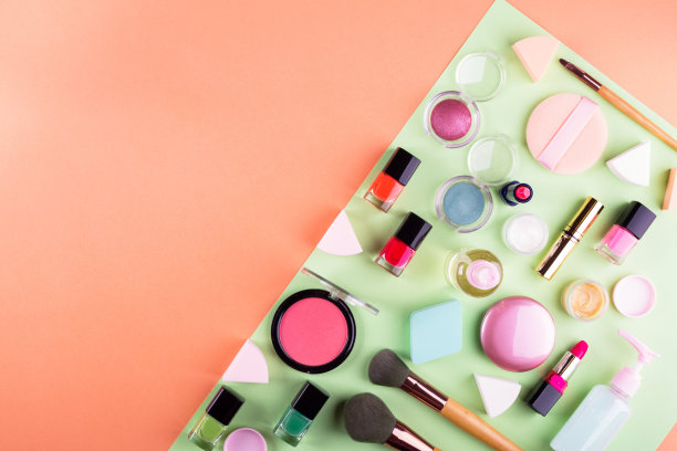 橙色和绿色可以作为配饰。平躺图片下载