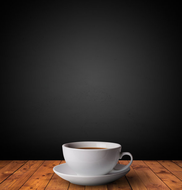 桌上放着一杯饮料图片下载