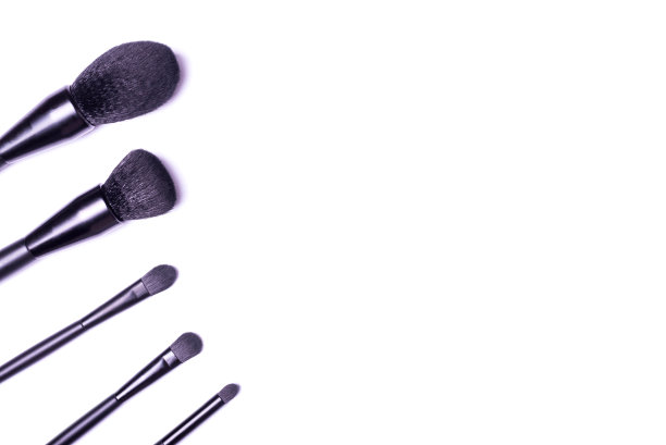 专业化妆刷隔离白色背景俯视图。图片下载