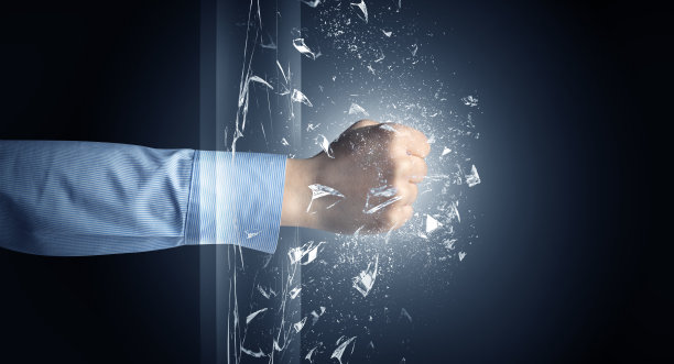 手猛烈地击打，打碎了玻璃图片下载