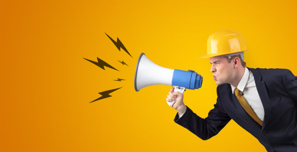 年轻的建筑师用扩音器大喊大叫图片下载