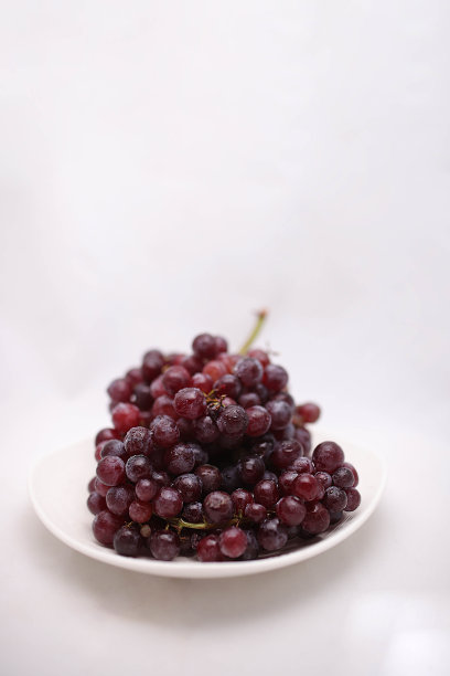 叶子孤立在白色黑土上的泰国紫色葡萄图片下载