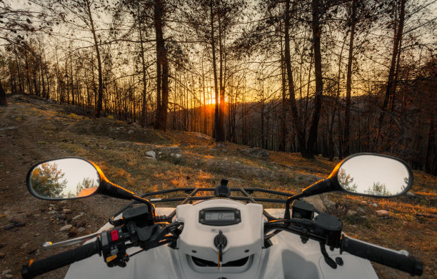 四轮自行车在山上行驶图片下载