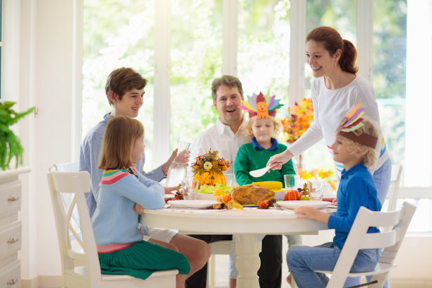 全家带着孩子吃感恩节晚餐。火鸡图片下载