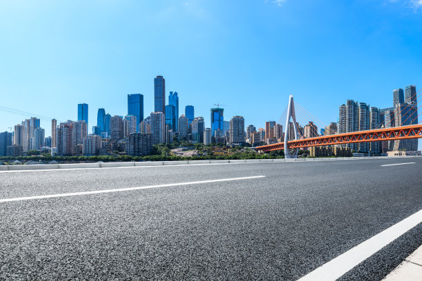 空沥青路与重庆建筑景观桥图片下载