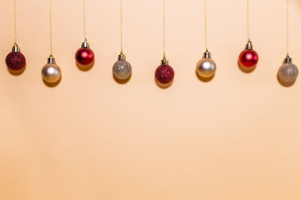 挂在米色背景上的圣诞球。圣诞节的概念。图片下载