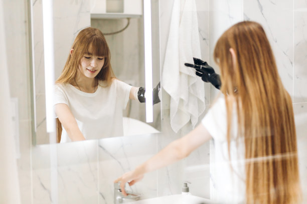 年轻的女孩打算在早上洗她的脸和手图片下载