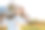 美丽浪漫的小女孩戴着草帽从背后映衬着美丽的房子在山的背景，农村的景色在日落图片下载