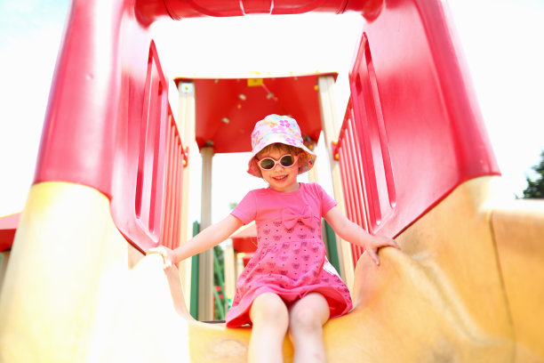 一个小女孩从山上滚下来玩图片下载