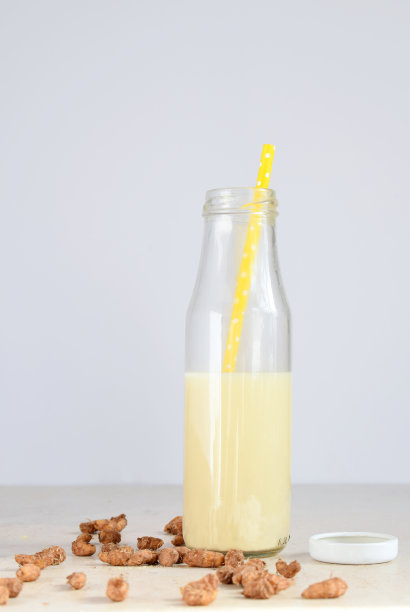 奶瓶荸荠，加虎皮。替代类型的牛奶。素食市面上的牛奶。无乳糖牛奶和非乳制品饮料。乳糖不耐症。健康食品。超级食物。图片下载