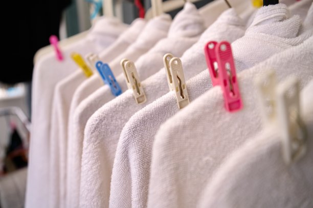 洗后挂白毛巾晾干。清洁和柔软。衣服店。图片下载