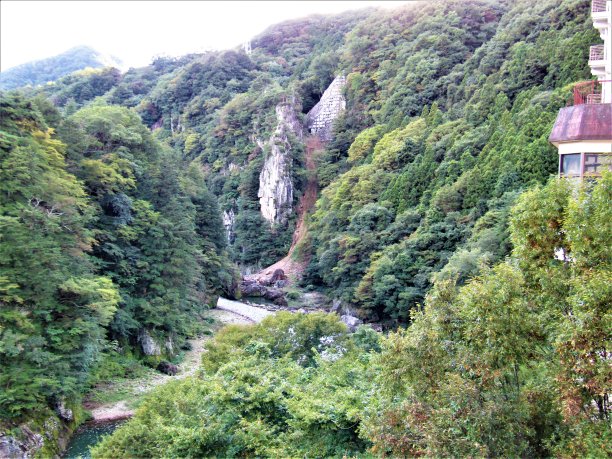 日本日光国家公园的木奴川河的落基海岸线图片下载