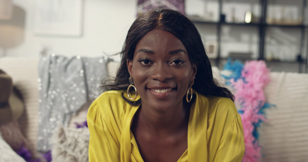 非洲裔女性对着镜头微笑图片下载