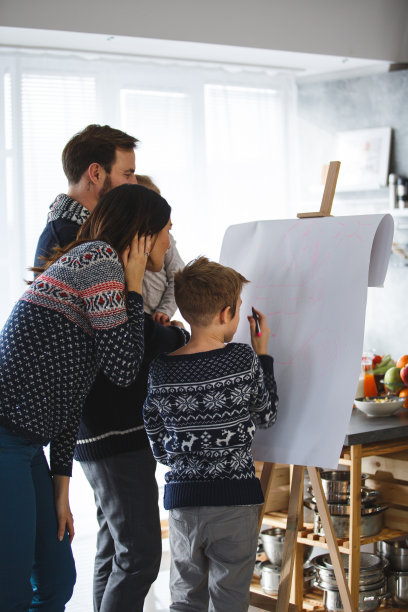 父母看着他们年轻的艺术家画画图片下载