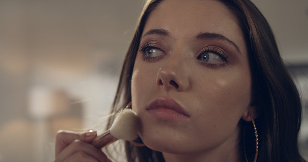 漂亮的年轻女子在化妆图片下载