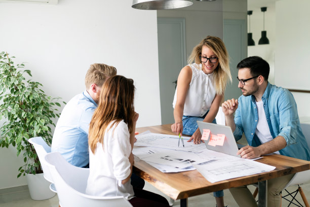 一群商务人士坐在一起工作和交流图片下载