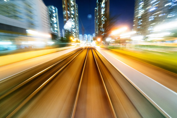 夜间的运动模糊了城市中的铁路轨道图片下载