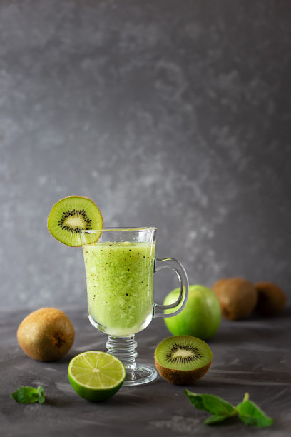 一杯苹果，猕猴桃，青柠和薄荷冰沙图片下载