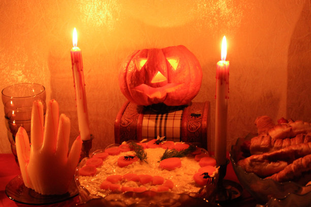 万圣节快乐的节日晚餐。用手装饰。图片下载