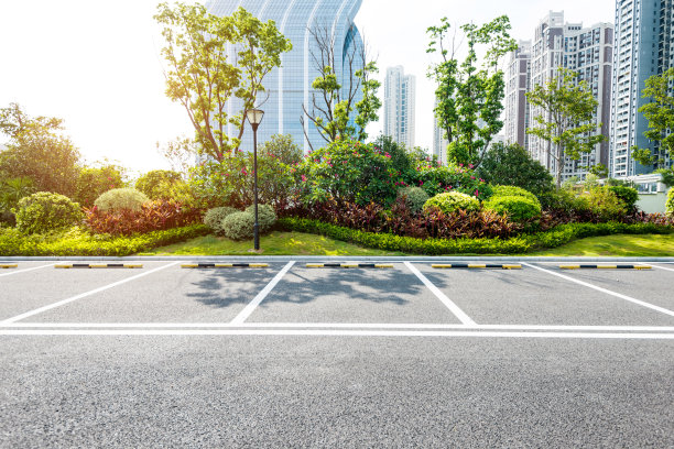 城市街道上的一个空停车场图片下载