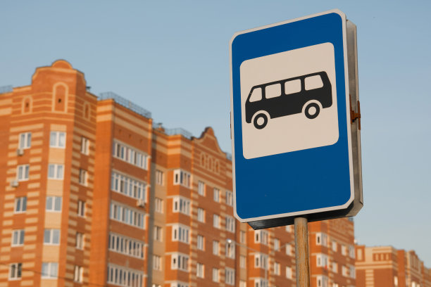 一个有标志的小公共汽车站。图片下载