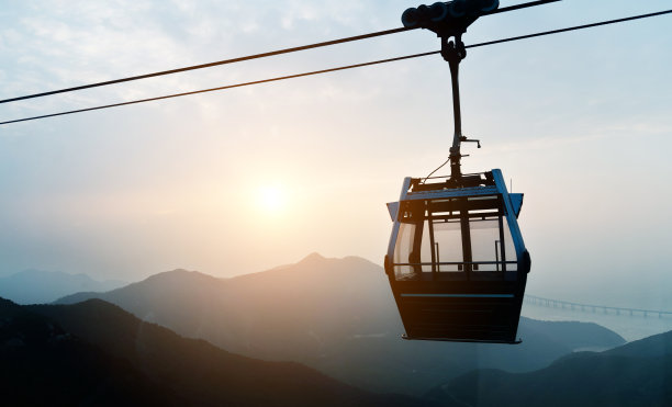 缆车越过群山图片下载