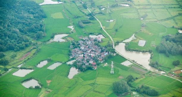 田野和村庄鸟瞰图图片下载