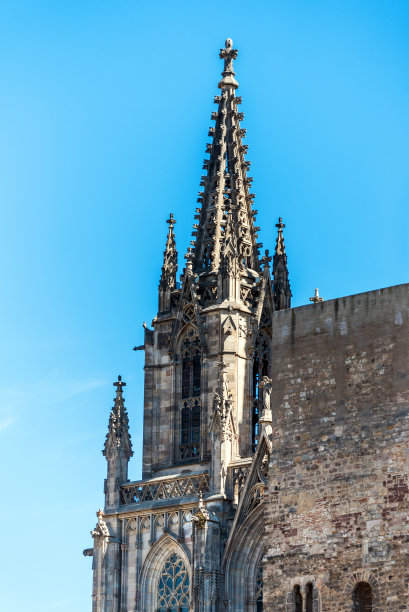 圣十字大教堂和圣尤拉利亚，巴塞罗那，加泰罗尼亚，西班牙。垂直图片下载