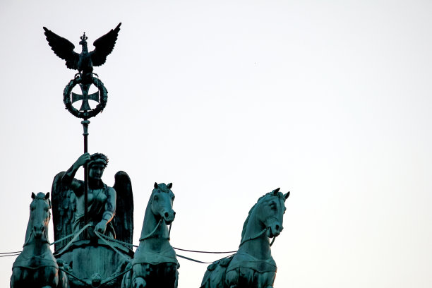 德国柏林，勃兰登堡门顶上的Quadriga细节图片下载