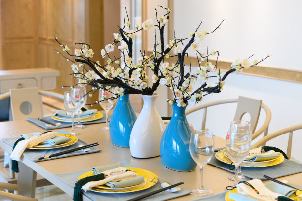 房子里漂亮的餐桌摆设图片下载