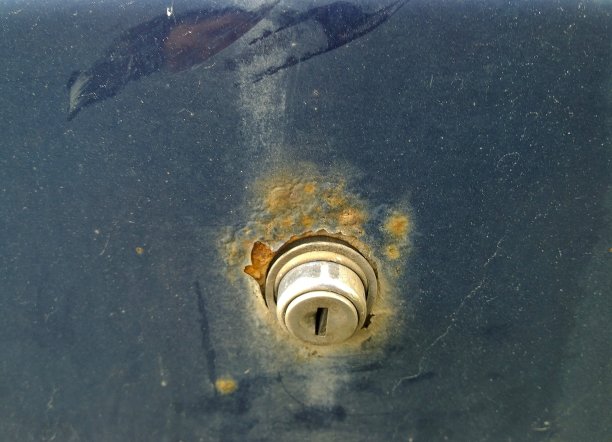 锁上一辆旧汽车生锈的后备箱盖。金属板腐蚀。道路试剂造成的污垢缺陷表面、背景和损坏的纹理。安全与安全理念。质量专业维修图片下载