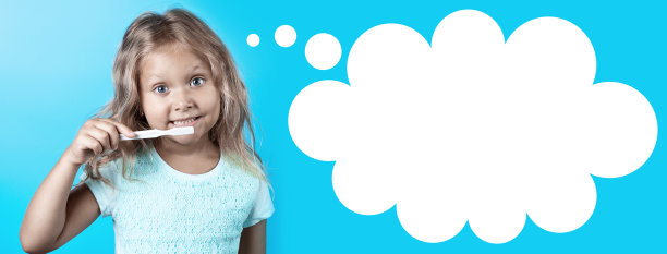 可爱的卷发女孩用白色的牙刷在蓝色的背景上刷牙。图片下载