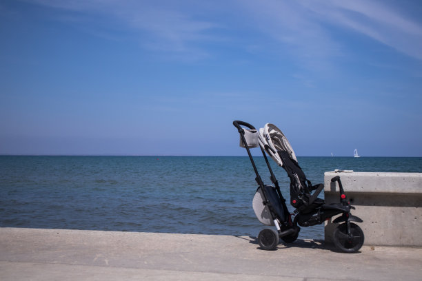 婴儿车与海洋背景图片下载