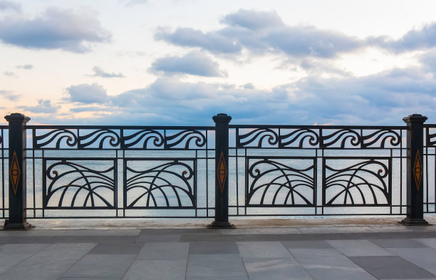 用瓷砖铺成的路面上漂亮的锻造栏杆。图片下载