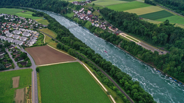 鸟瞰图莱茵河(莱茵)附近沙夫豪森。瑞士和德国的边界。绿色的田野，树木和周围的房子。图片下载
