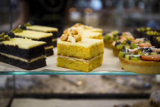 商店橱窗里有各种各样的蛋糕图片下载