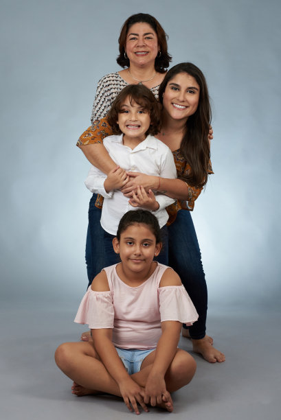 快乐的西班牙奶奶的肖像图片下载