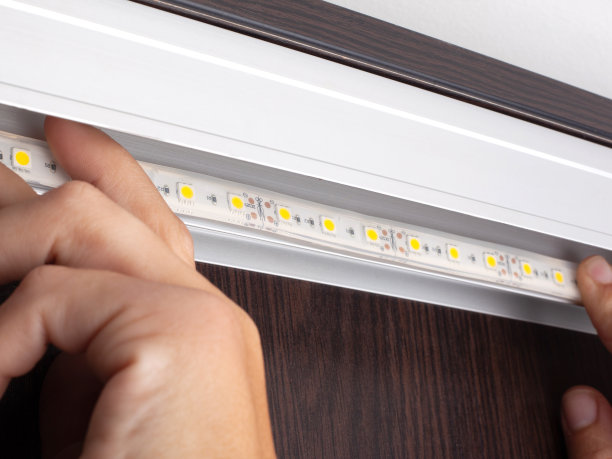 在办公室安装LED条，突出衣柜特写图片下载
