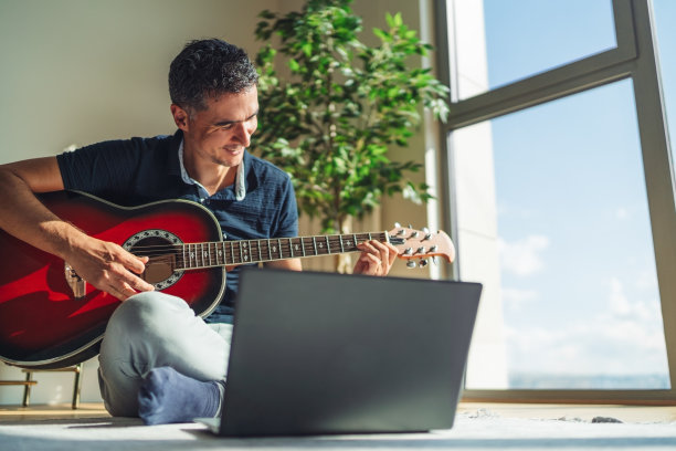 年轻人在家练习原声吉他图片下载