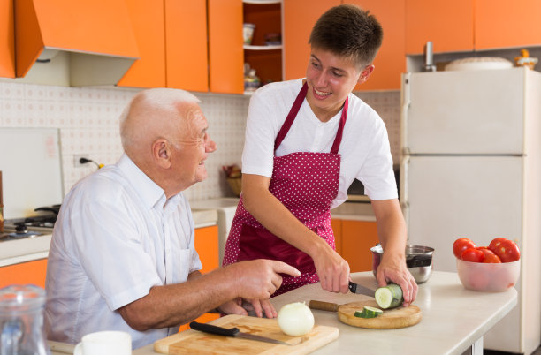 爷爷教孙子做饭图片下载