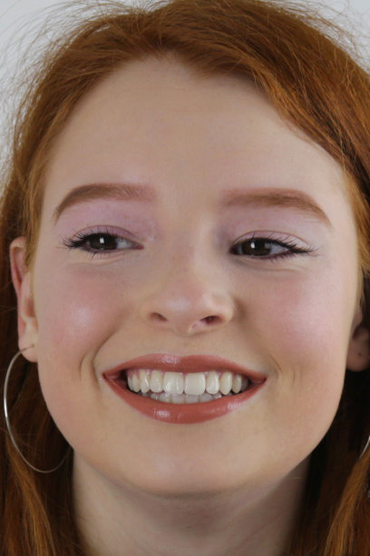 特写照片，14 / 15岁的红发少女，苍白的皮肤和雀斑坐在卧室里展示化妆品社交媒体全脸的化妆品视频图片下载